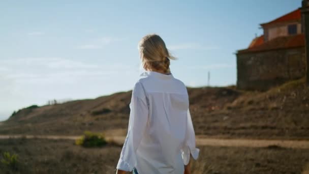 Блондинка Прогуливающаяся Замку Спокойная Женщина Шагает Летом Спокойный Пейзаж Одиночку — стоковое видео