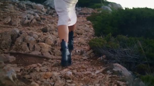 Smal Kvinna Fötter Promenader Klippa Med Sten Tillbaka Utsikt Oigenkännlig — Stockvideo