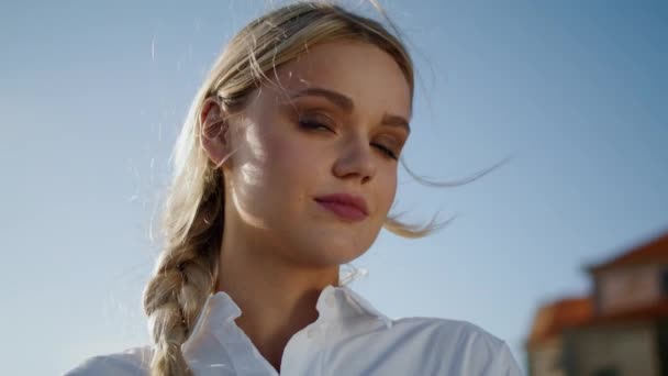 Porträt Blonde Frau Posiert Blauen Himmel Hintergrund Lächelnde Mädchen Gesicht — Stockvideo