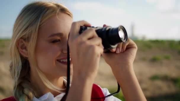 Блондинка Снимает Пейзажи Крупным Планом Красивая Девушка Фотографирует Свежем Воздухе — стоковое видео