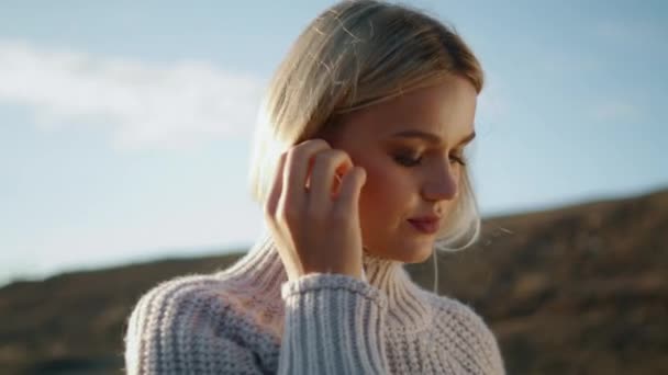 Gehendes Mädchen Mit Kopfhörer Natur Hintergrund Blonde Dame Überquert Hügel — Stockvideo