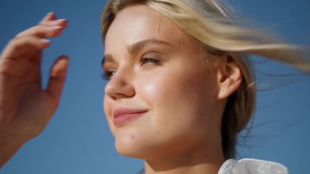 Rahat Bayan Mavi Gökyüzüne Dokunarak Saç Stili Yapıyor Doğanın Güzel — Stok video