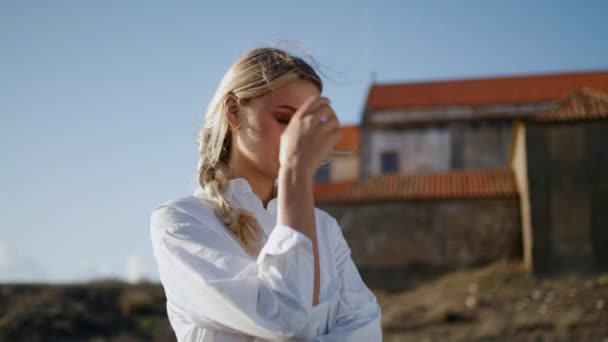 Blushing Modell Avkopplande Slott Landskap Närbild Tänksam Kvinna Njuter Höstens — Stockvideo