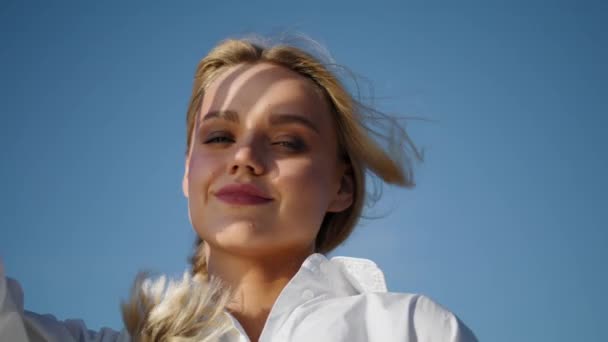 Modelo Soleado Retrato Fondo Cielo Azul Chica Sonriente Mirando Cara — Vídeos de Stock