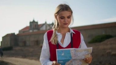 Sakin turist açık hava haritası tutuyor. Kale 'nin yolunu arayan genç bir kız. Doğaya doğru yürüyen odaklanmış bir kadın. Gülümseyen kadın tek başına konumunu kontrol ediyor. 