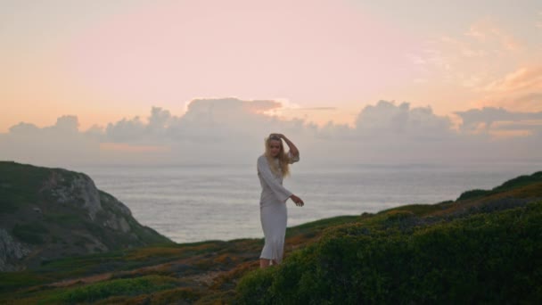 Klänning Modell Vänder Solnedgången Dalen Söt Kvinna Snurrar Njuter Havet — Stockvideo