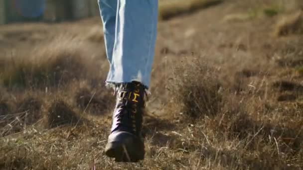 Kobiece Nogi Zbliżają Się Łąki Nierozpoznawalna Pani Spacerująca Jesiennym Krajobrazie — Wideo stockowe