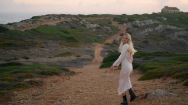 Heyecanlı bayan tek başına şatoya adım atıyor. Sarışın kadın tatilini eski Castle Cliff 'te geçiriyor. Rahat kız akşam doğasının tadını çıkarıyor. Kadın turist etrafı kolaçan ediyor.