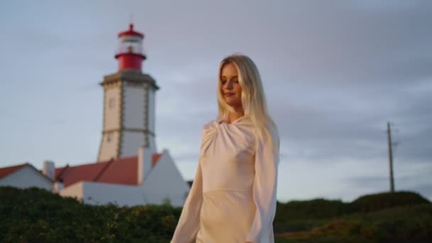 Blondynka Chodząca Portret Latarni Morskiej Spokojna Kobieta Krocząca Samotnie Letniej — Wideo stockowe
