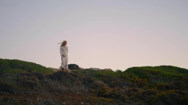 Стильная Женщина Изучающая Пейзаж Одиночку Блондинка Проводит Отпуск Скале Заката — стоковое видео