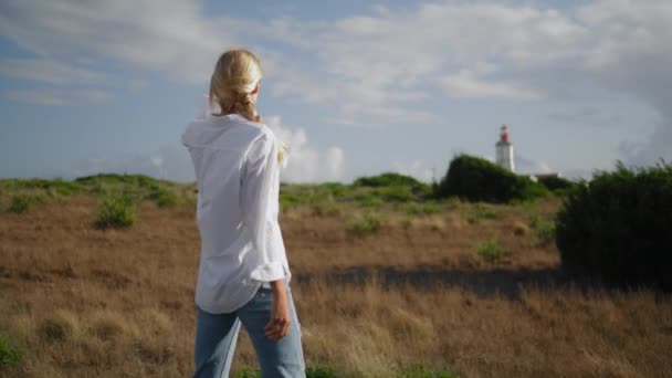 Mujer Rubia Mirando Faro Primer Plano Del Prado Lindo Turista — Vídeos de Stock