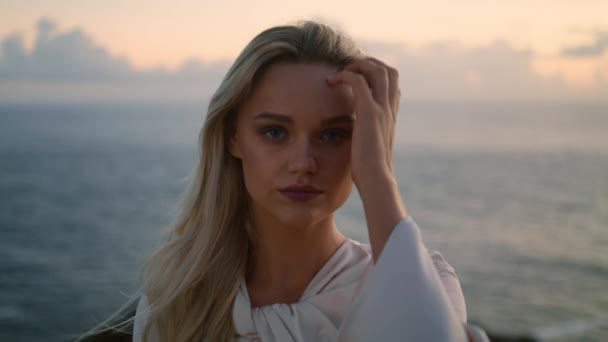 Wieczorny Model Stwarzający Wodny Portret Natury Blondynka Twarz Dziewczyna Patrzy — Wideo stockowe