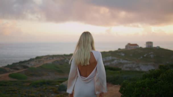 Flirtande Blonda Promenader Slott Landskap Närbild Sensuell Kvinna Tittar Kamera — Stockvideo