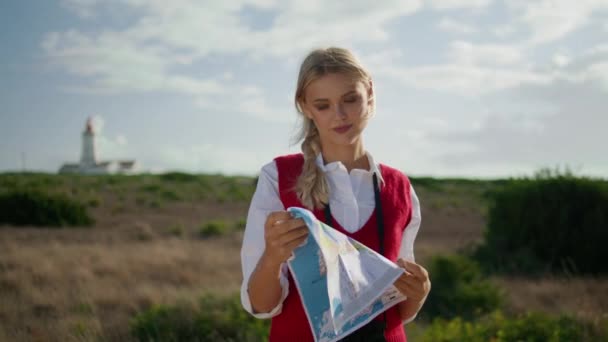 Involved Traveller Exploring Map Outdoor Closeup Positive Blonde Girl Wanderer — Stock Video