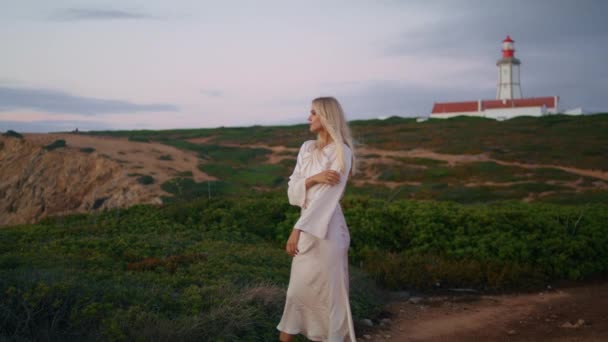 Lugn Dam Avkopplande Fyr Natur Porträtt Blond Flicka Poserar Solnedgång — Stockvideo