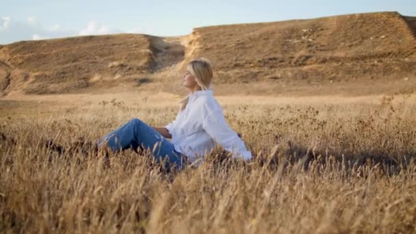 Besinnliches Mädchen Das Allein Auf Dem Feld Sitzt Romantische Frau — Stockvideo