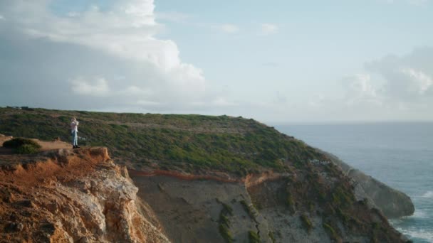 Mulher Turística Desfrutando Mar Paisagem Rochosa Tranquilo Senhora Relaxando Costa — Vídeo de Stock