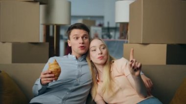 Rahatlamış genç bir aile kahvaltı yapıyor. Yeni evinde rahat bir koltukta oturuyor. Paketlenmiş kutular arasında. Mutlu, mutlu ve kruvasan yiyen çift yeni oturma odasını tartışıyor. Yeniden yerleştirme konsepti
