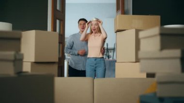 Heyecanlı yeni evliler paketlenmiş karton kutularla dolu yeni bir daireye taşınıyorlar. Genç ve çekici bir kadın modern oturma odasına giriyor. Neşeli aile ipotek evine taşınmanın keyfini çıkarıyor..