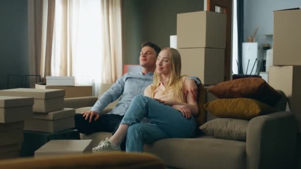 Feliz Família Relaxante Novo Sofá Casa Olhando Para Interior Moderna — Vídeo de Stock