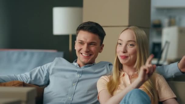 Gülümseyen Eşler Yeni Bir Planlıyorlar Rahat Kanepeye Yakın Oturuyorlar Mutlu — Stok video