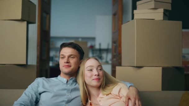 Recém Casados Felizes Que Deslocam Para Novo Apartamento Desfrutam Própria — Vídeo de Stock