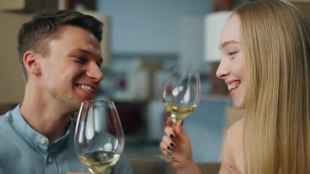 Молодая Семья Празднует Переселение Выпивая Бокалы Вином Веселая Счастливая Пара — стоковое видео