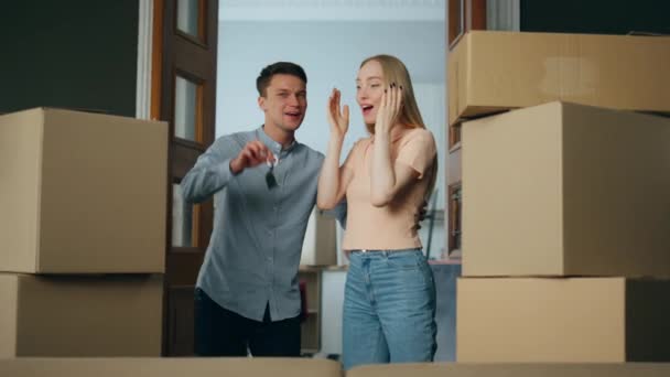 Blond Aantrekkelijke Vrouw Verheugen Zich Verhuizen Nieuwe Huis Knuffelen Echtgenoot — Stockvideo