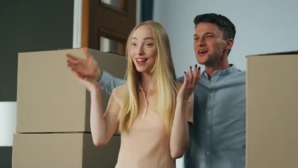 Fröhlicher Ehemann Zeigt Der Attraktiven Blonden Frau Ein Neues Zuhause — Stockvideo