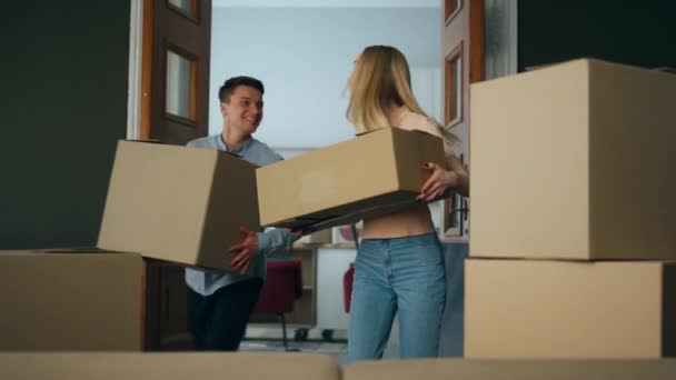 Glückliches Paar Hausbesitzer Umarmen Betreten Des Neuen Hauses Mit Pappkartons — Stockvideo