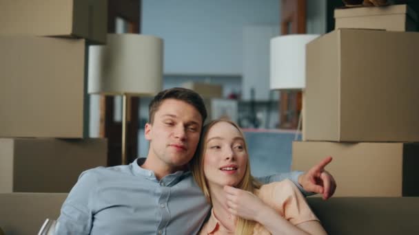 Noví Majitelé Domů Sedící Gauč Při Pohledu Interiér Obývacího Pokoje — Stock video
