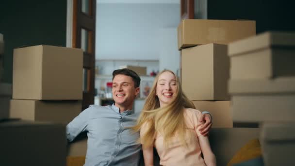 Šťastní Noví Majitelé Posadí Pohodlný Obývací Pokoj Mezi Kartonovými Krabicemi — Stock video