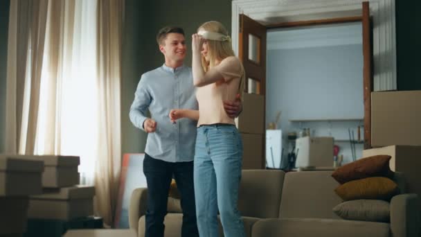 Erfolgreicher Junger Mann Kauft Wohnung Attraktive Blonde Frau Macht Überraschung — Stockvideo