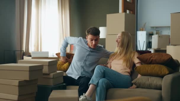Šťastní Noví Majitelé Domů Sedí Pohodlném Gauči Zakoupeném Domě Mladý — Stock video