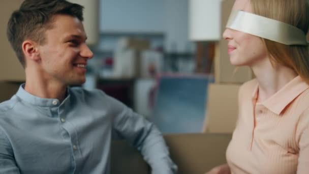 Veselý Manžel Překvapující Manželka Ukazuje Klíč Nového Domova Zblízka Atraktivní — Stock video