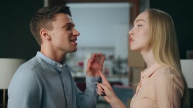 Evli genç bir çift evde skandal çığlıkları atıyor. Sinirli bir adam kızgın bir kadınla anlaşmazlığı tartışıyor. Stresli aile tartışması ilişkide hayal kırıklığı. Ayrılma konsepti