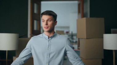 Boş bir odada tek başına duran bitkin bir genç adam ilişki krizi üstüne skandal yaşıyor. Gergin adam aile kavgasından sonra yıkılmış hissediyor. İlişki sorunları boşanma riski.