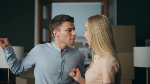 Agresivní Muž Pokáral Nervózní Ženu Doma Zblízka Mladý Manželský Pár — Stock video