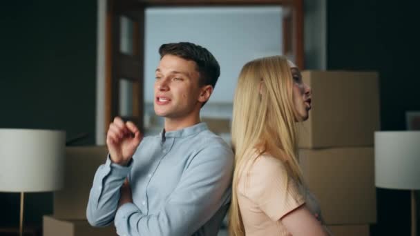 在新房子里与女人意见相左的男人很生气 两对背对背站在一起为家庭问题争吵不休的夫妇是不对的 对关系概念的误解 — 图库视频影像