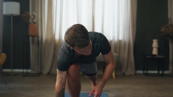 Zdrowy Mężczyzna Rozciągający Ciało Domu Macie Fitness Bliska Młody Sportowiec — Wideo stockowe