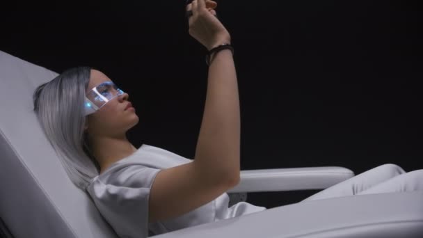 Mujer Cyberpunk Disfrutando Realidad Virtual Primer Plano Silla Interactiva Moderna — Vídeo de stock
