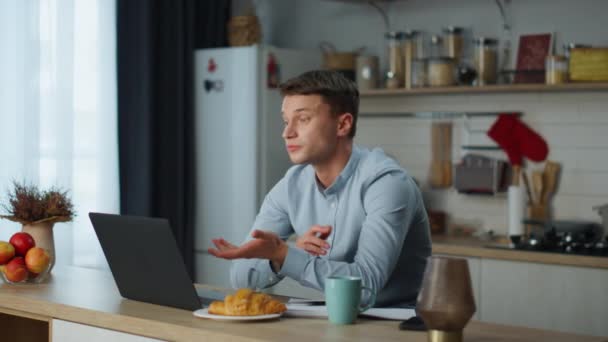Leende Ung Man Säger Adjö Webcam Avslutar Videosamtal Modernt Kök — Stockvideo