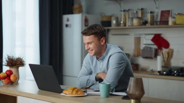 Šťastný Emocionální Chlap Mluví Přítelkyní Videohovoru Sedí Kuchyňského Stolu Atraktivní — Stock video