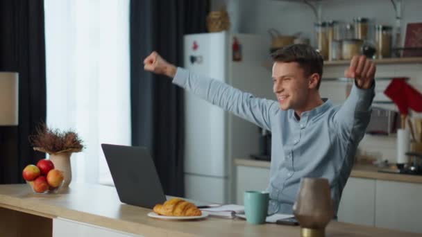 Šťastný Muž Raduje Úspěch Line Podnikání Sedí Doma Kuchyni Usmívající — Stock video