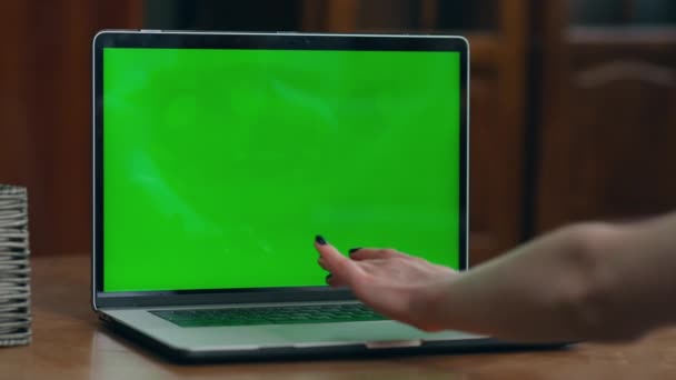 Flicka Hand Trycka Tangenten Greenscreen Laptop Tangentbord Börjar Video Lektion — Stockvideo
