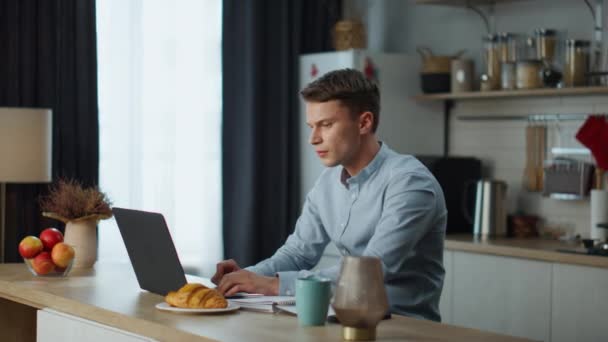 Σοκαρισμένος Απογοητευμένος Επιχειρηματίας Αισθάνεται Άγχος Κοιτάζοντας Οθόνη Laptop Στην Κουζίνα — Αρχείο Βίντεο