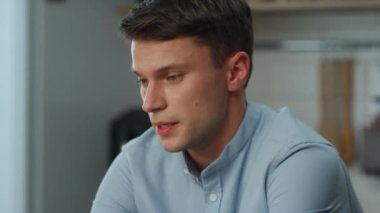 Kendine güvenen genç adam, İK müdürüyle uzaktan iş görüşmesini geçerek ağ bağlantısını kullanıyor. Ciddi bir iş adamı ortaklarıyla çevrimiçi görüşmeler yapıyor. Serbest çalışma kavramı.