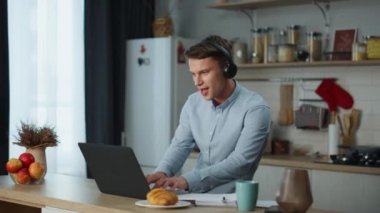 Meloman, ev mutfağında dizüstü bilgisayarla yazılan kulaklıklardan müzik dinlemeyi sever. Duygusal bir adam internette hit şarkılar arıyor. Mutlu adam DJ evde çalışıyor remiks dansı yapıyor yalnız başına şarkı söylüyor. 