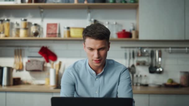 Glimlachende Jongeman Communiceert Online Laptop Zittend Comfortabele Keuken Close Tevreden — Stockvideo