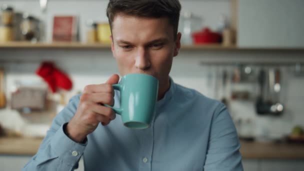 Konzentrierte Freiberuflerin Beim Kaffeetrinken Laptop Der Heimischen Küche Attraktiver Mann — Stockvideo
